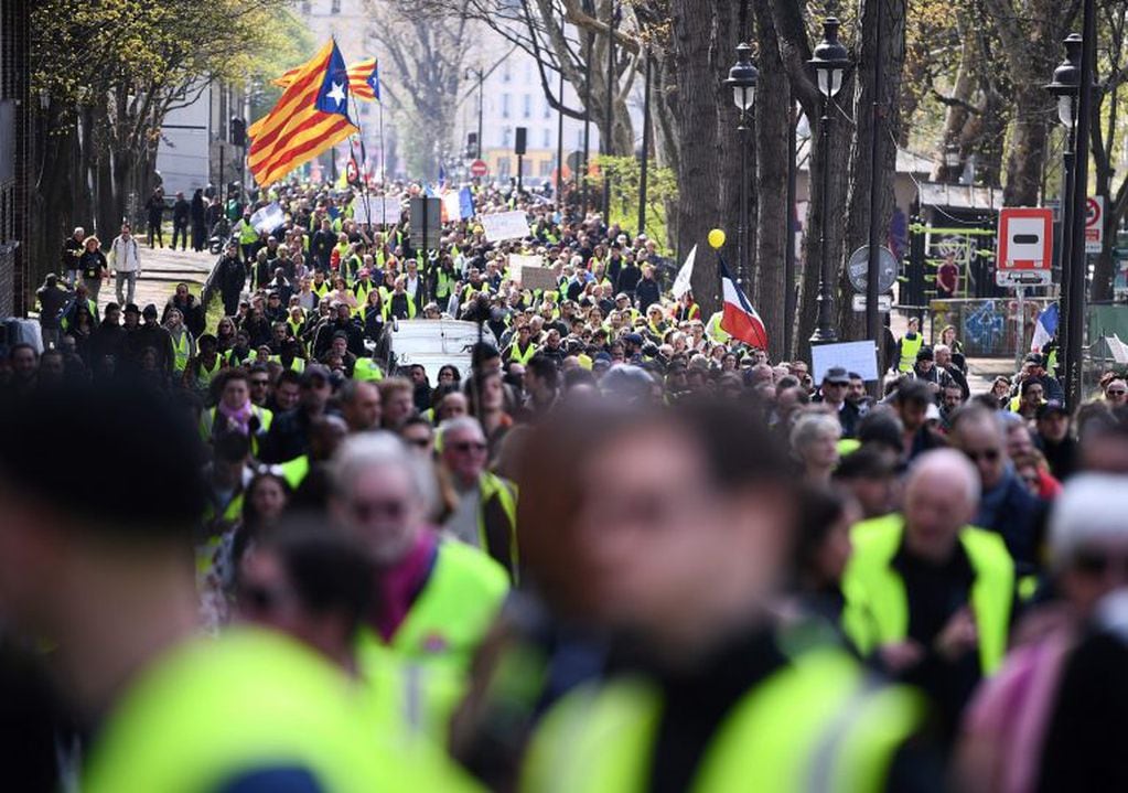 Los manifestantes volvieron a las calles de París, de fondo una bandera de Cataluña (Foto: AFP/ Anne-Christine Poujoulat)