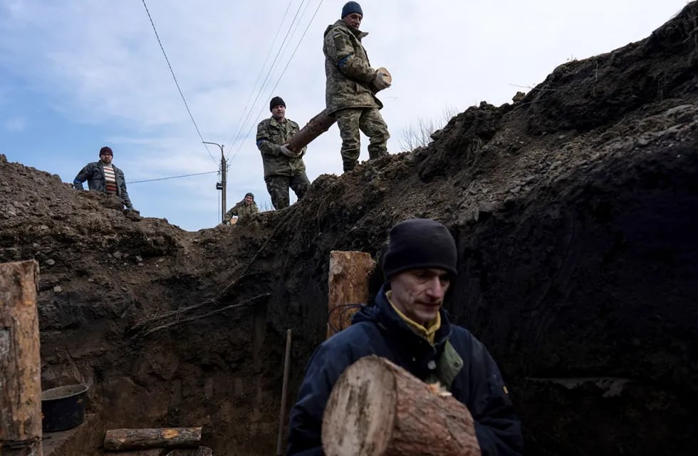 Los ciudadanos locales entierran cuerpos de soldados rusos en fosas comunes luego de los combates.