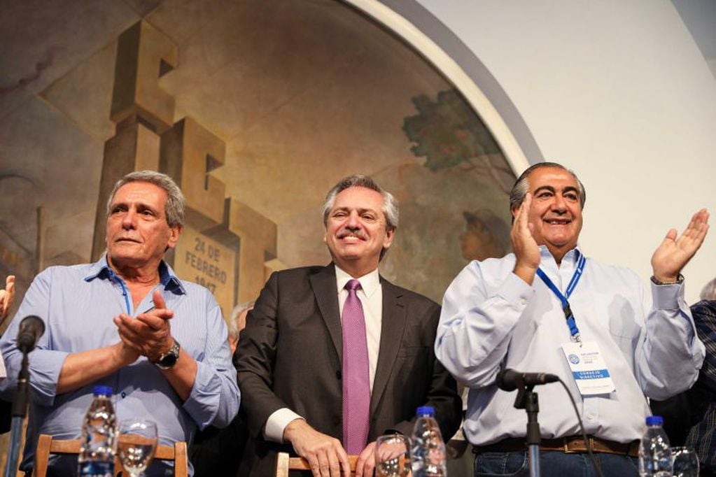 El presidente Alberto Fernández junto a Héctor Daer (d) y Carlos Acuña (i), representantes de la CGT. EFE/ Frente De Todos