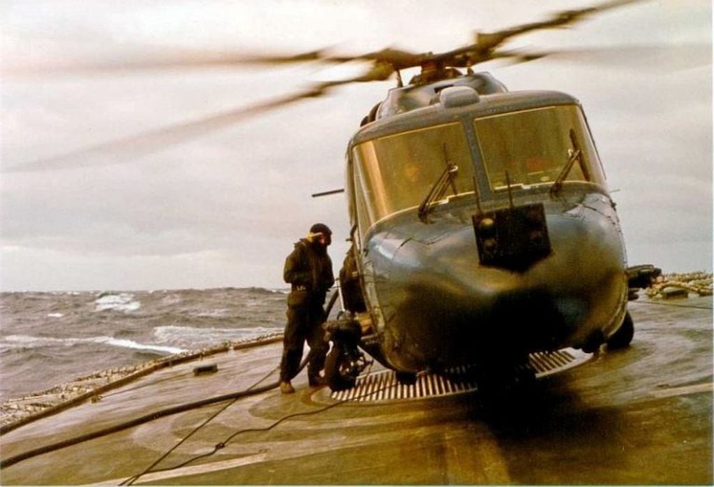 El teniente McKay, a bordo del helicóptero Lynx del Brilliant.