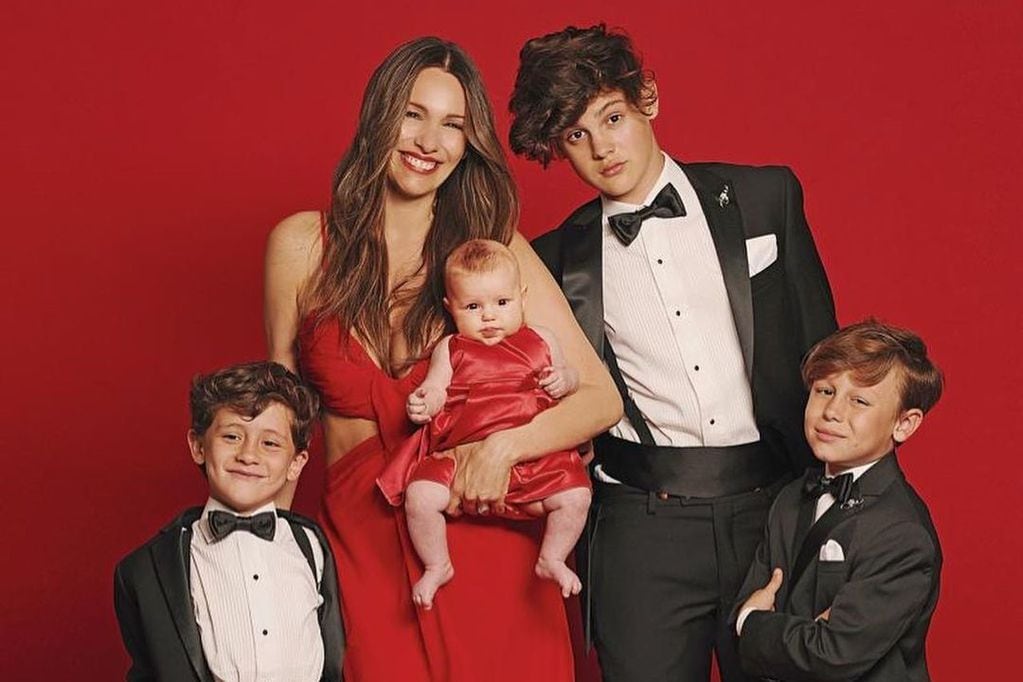 Pampita junto a sus hijos en la navidad de 2021. (Instagram).