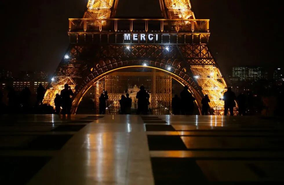 Coronavirus en Francia: la Torre Eiffel se iluminó para homenajear a quienes luchan contra la pandemia (REUTERS/Charles Platiau)