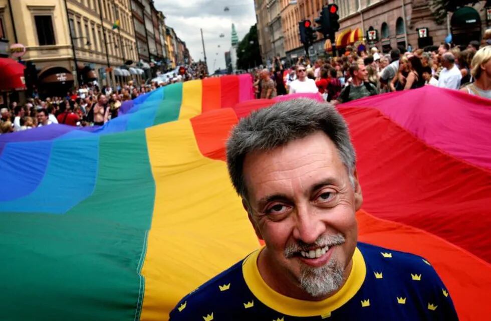 STO03. Stockholm (Sweden), 02/08/2003.- (FILE) - US artist and civil rights activist Gilbert Baker heads the Stockholm Pride Parade carrying a 250-meter long flag in Stockholm, Sweden, 02 August 2003 (reissued 01 April 2017). Gilbert Baker, known for creating the rainbow flag, a well-known lesbian, gay, bisexual, and transgender (LGBT) community symbol, has died at the age of 65, according to media reports on 31 March 2017. (Estocolmo, Suecia) EFE/EPA/FREDRIK PERSSON SWEDEN OUT suecia estocolmo Gilbert Baker muerte del creador de la bandera del orgullo gay