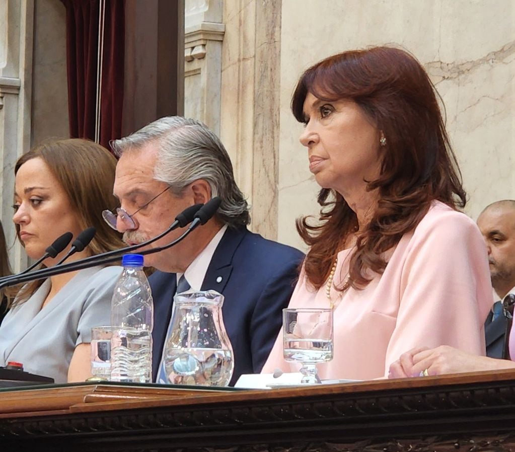Cristina y Alberto Fernández en la Asamblea Legislativa. Al fondo, Cecilia Moreau.