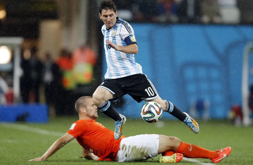 Lionel Messi ante Países Bajos por las semifinales del Mundial Brasil 2014. (Archivo AP)