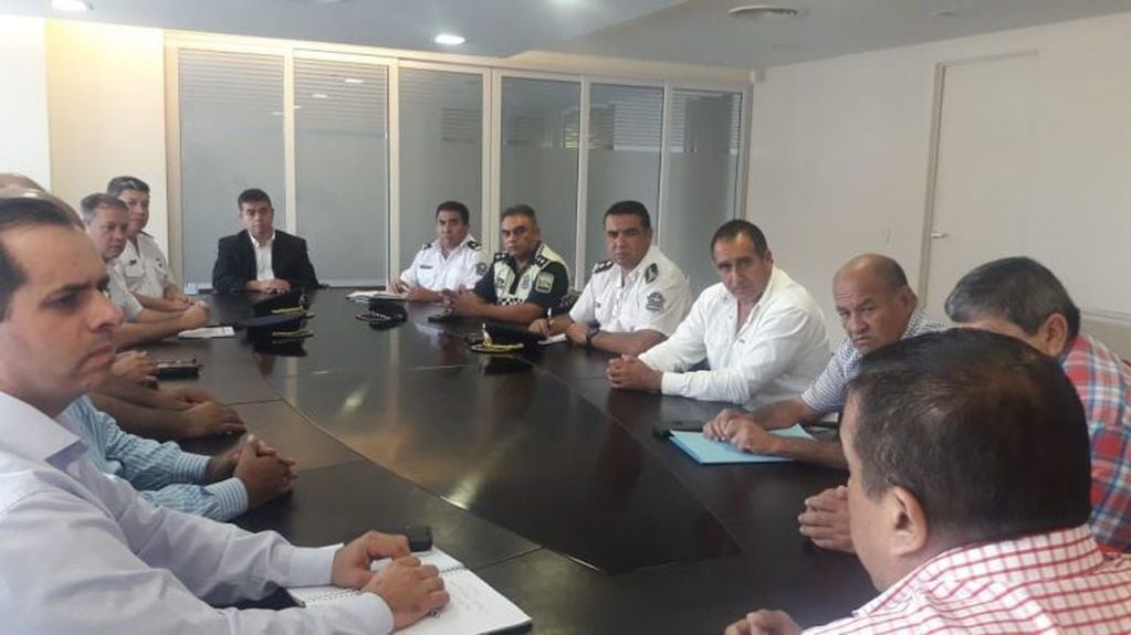 Reunión para reforzar medidas de seguridad en una zona de la capital tucumana (Gobierno de Tucumán)