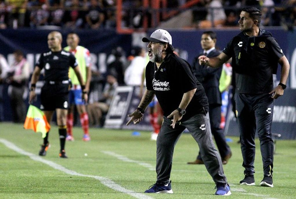 Diego Armando Maradona da instrucciones en un partido de Dorados (Foto: Ulises Ruiz / AFP).