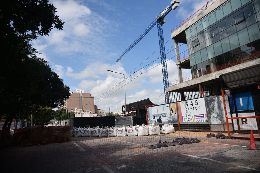 Avanzan las obras en el socavón de avenida Vélez Sársfield y esquina Peredo. (Pedro Castillo / La Voz)