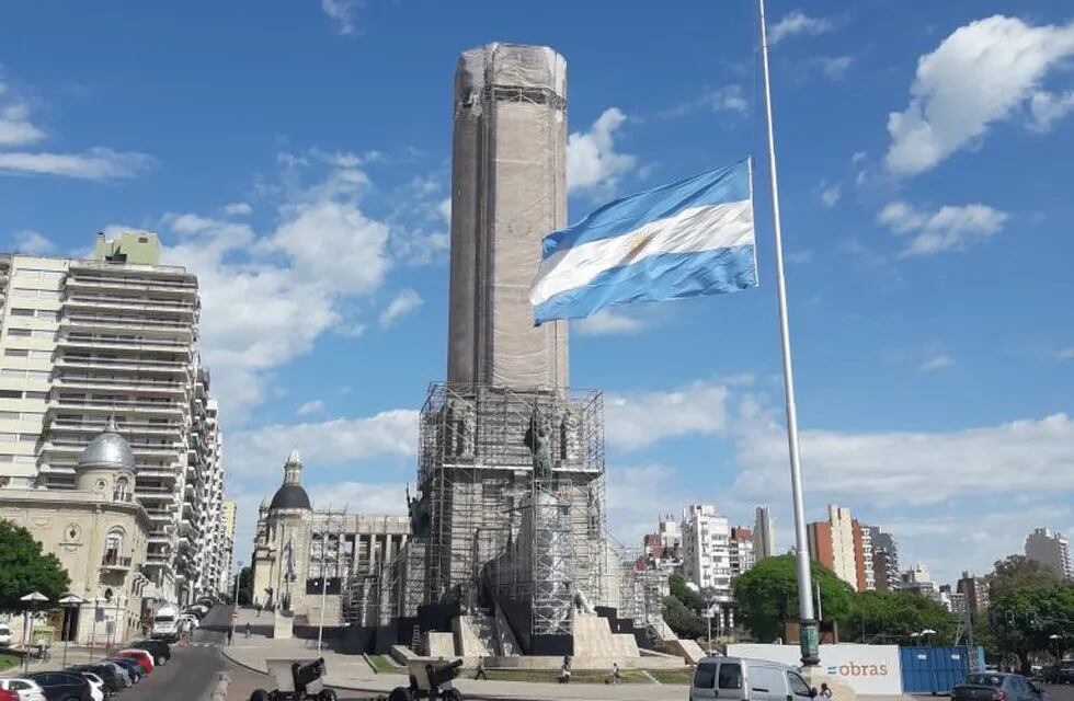 Monumento a la Bandera, el gran emblema de Rosario, amaneció con la enseña patria a media asta. (Twitter)