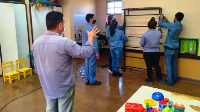 Estudiantes instalan equipamientos en la Escuela Especial 28 de Bernardo de Irigoyen