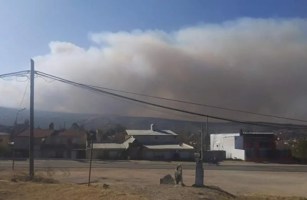 Terrible incendio entre Cosquín y Tanti. (Foto: Bomberos de Tanti).