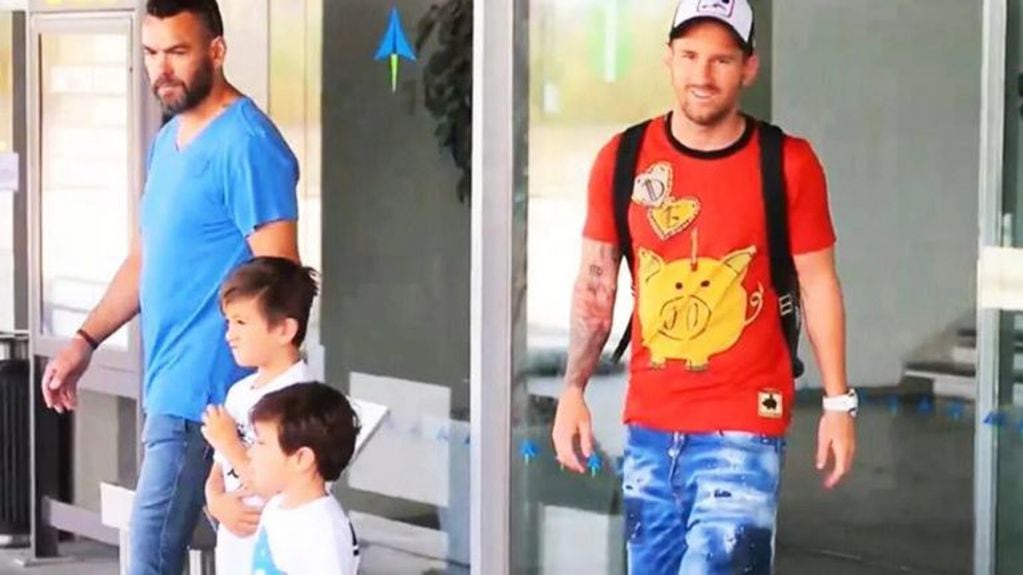 Messi y Antonela volvieron a Barceloja junto a sus hijos. (@That_LeoGuy)