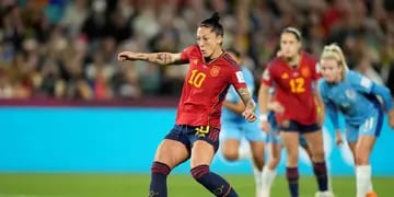 Escándalo en España: el presidente de la Federación besó en la boca a una jugadora en los festejos por el Mundial Femenino