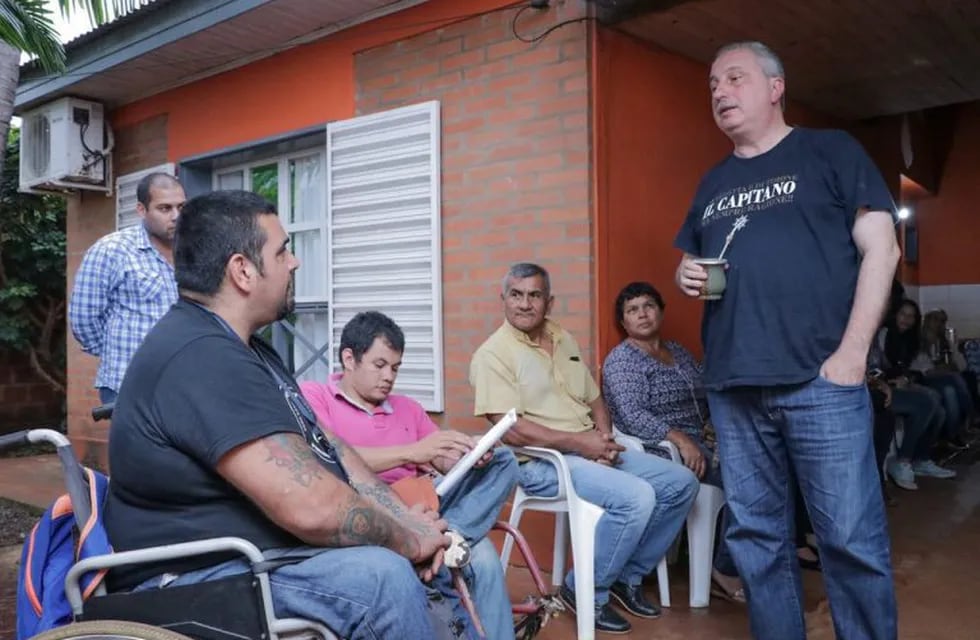 El gobernador Hugo Passalacqua con vecinos del barrio Itaembé Miní de Posadas. (Misiones Online)