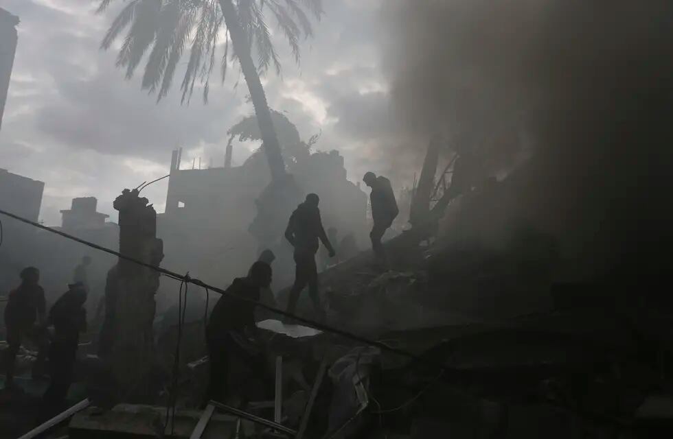 Palestinos buscan sobrevivientes luego de un ataque israelí en Rafah, Franja de Gaza, el jueves 14 de diciembre de 2023.