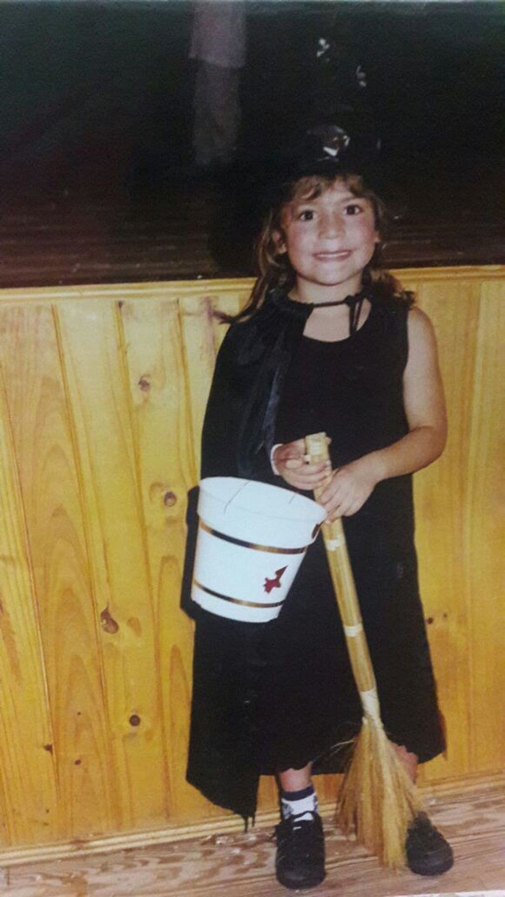 Romina Díaz a los cinco años, durante un acto escolar.