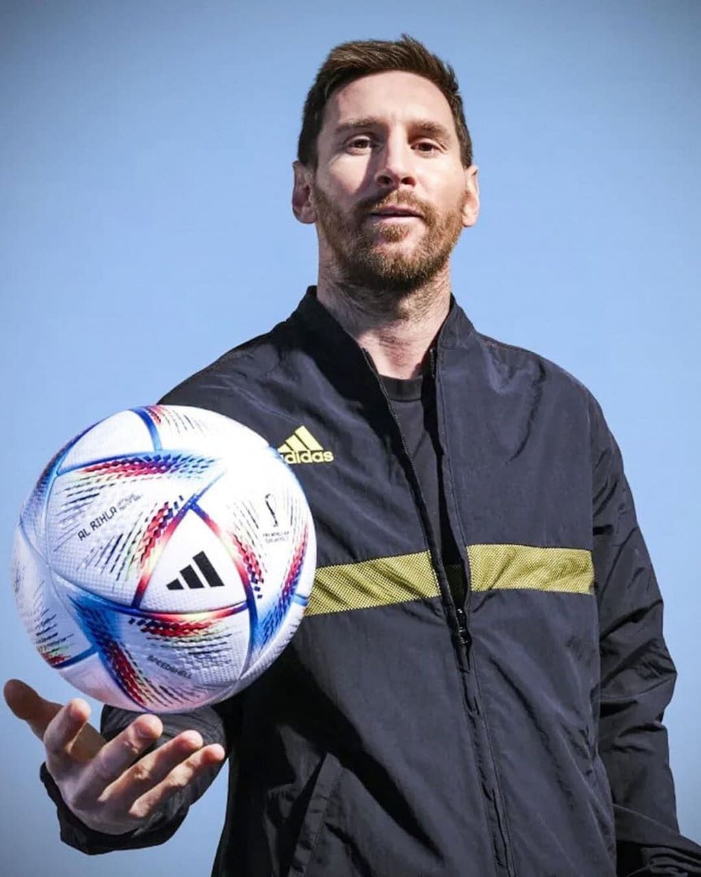 Lionel Messi fue una de las figuras que posó con la pelota del mundial.
