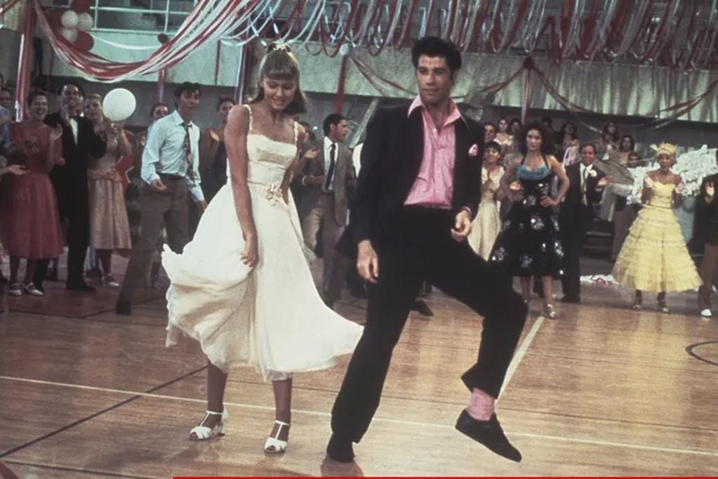 Olivia Newton-John en Grease junto a junto a John Travolta (Captura de video).