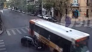 Impactante choque entre un colectivo y un auto en Córdoba, en barrio General Paz.