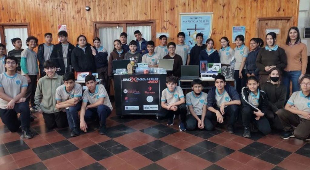 Colegio de Puerto Esperanza recibió un box maker.