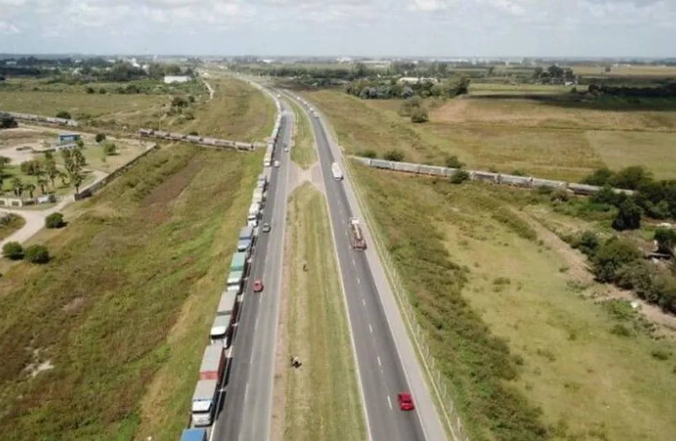 Enormes filas de camiones esperan poder descargar el cereal en puertos del Gran Rosario