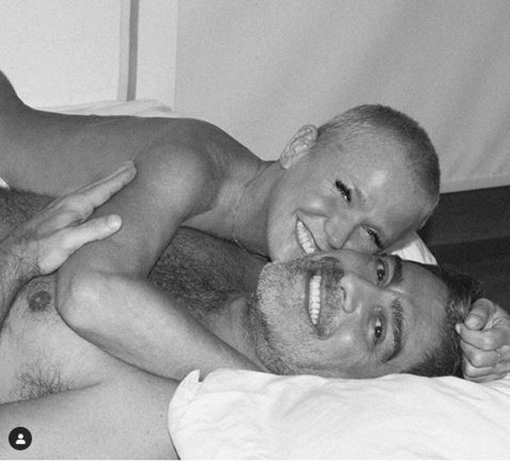 Junno Andrade publicó una foto en la cama junto a Xuxa (Instagram/ junnoandrade)