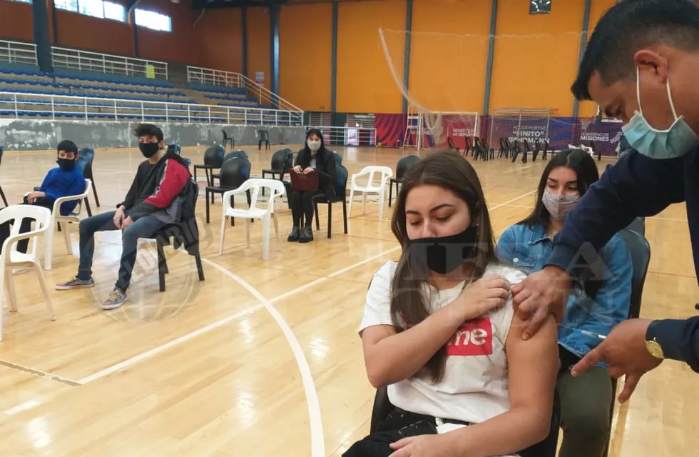 A partir de este jueves, los jóvenes de 17 años sin enfermedades preexistentes, ya podrán vacunarse en la Provincia de Buenos Aires. Foto Vía País.