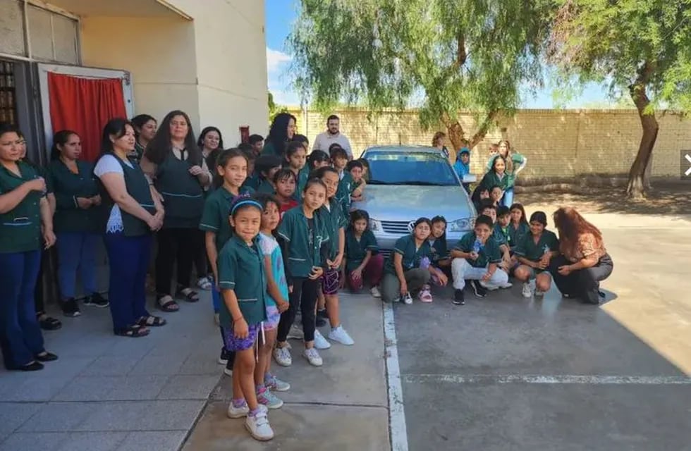 Alumnos de una escuela albergue de San Juan recibieron un auto para poder trasladarse hasta los puestos de cabra.