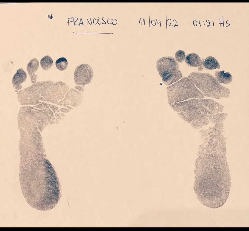 La foto de los pies de Francisco, que publicó el presidente Alberto Fernández.