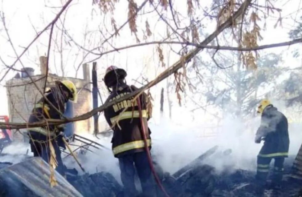 Un incendio destruyó una cabaña de dos pisos en Tunuyán.