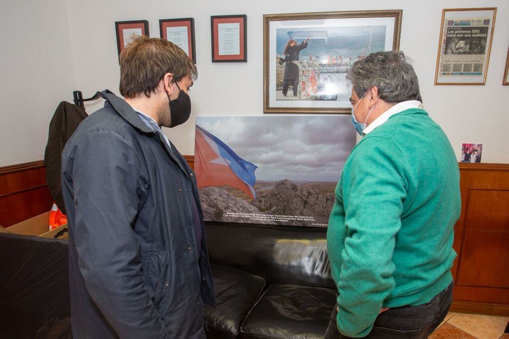 Omar Becerra, recibió al periodista Mariano López quien hizo entrega de dos cuadros con la imagen de la bandera de la Provincia flameando en el monte Tumbledown.