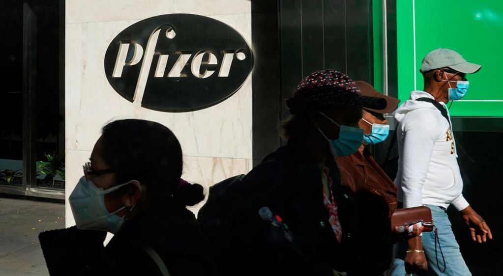 Confirman que la Argentina rechazó las vacunas de Pfizer contra el Covid que ofrecía enviar el fondo Covax
(AP)