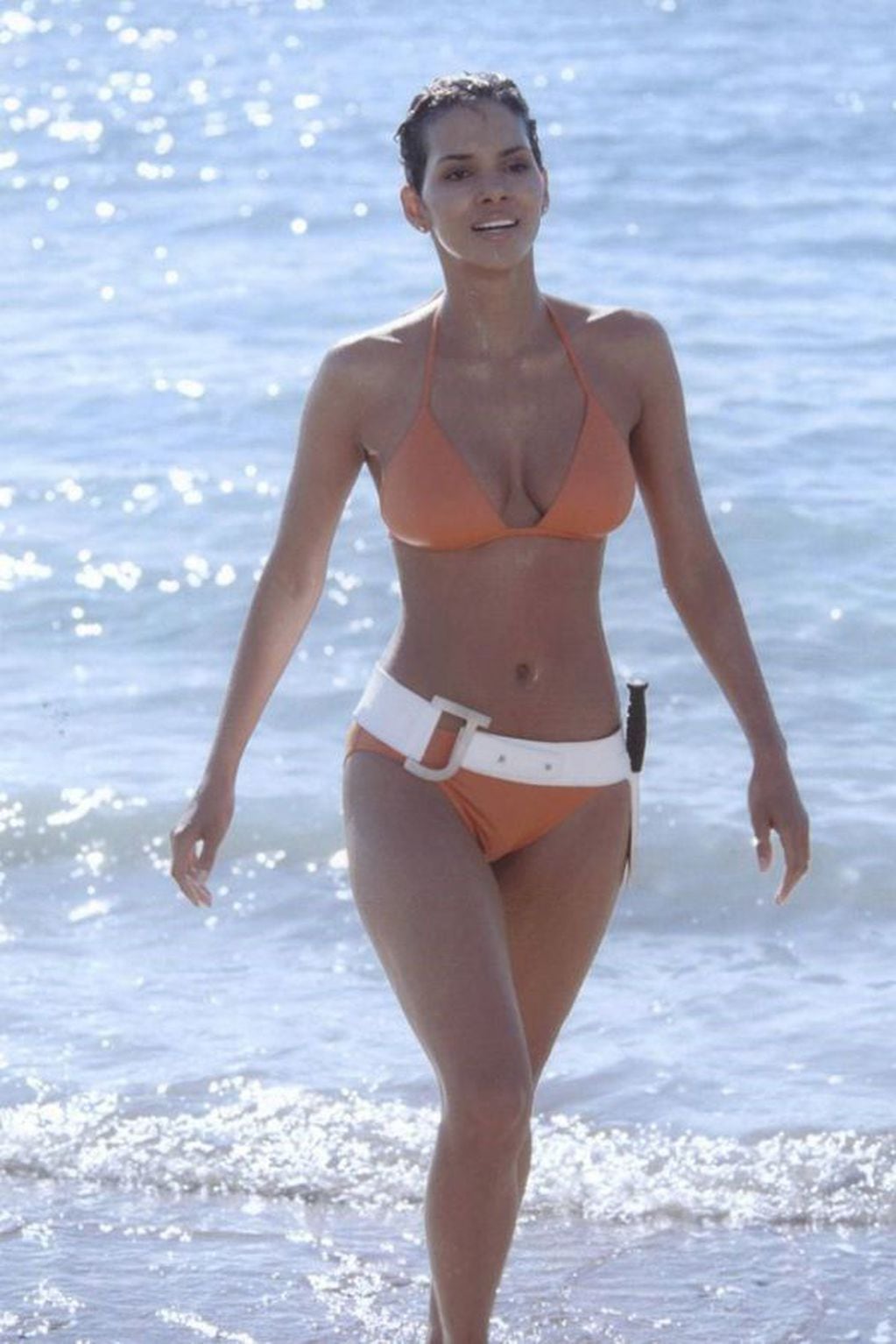 Lencería en la playa? Halle Berry sorprende al disfrutar del mar con una  “bikini” de encaje