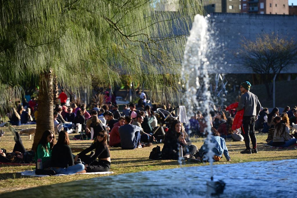 Luego de contestar el Censo 2022, una gran cantidad de gente fue al Parque Sarmiento a disfrutar de la tarde.  (Nicolás Bravo / La Voz)