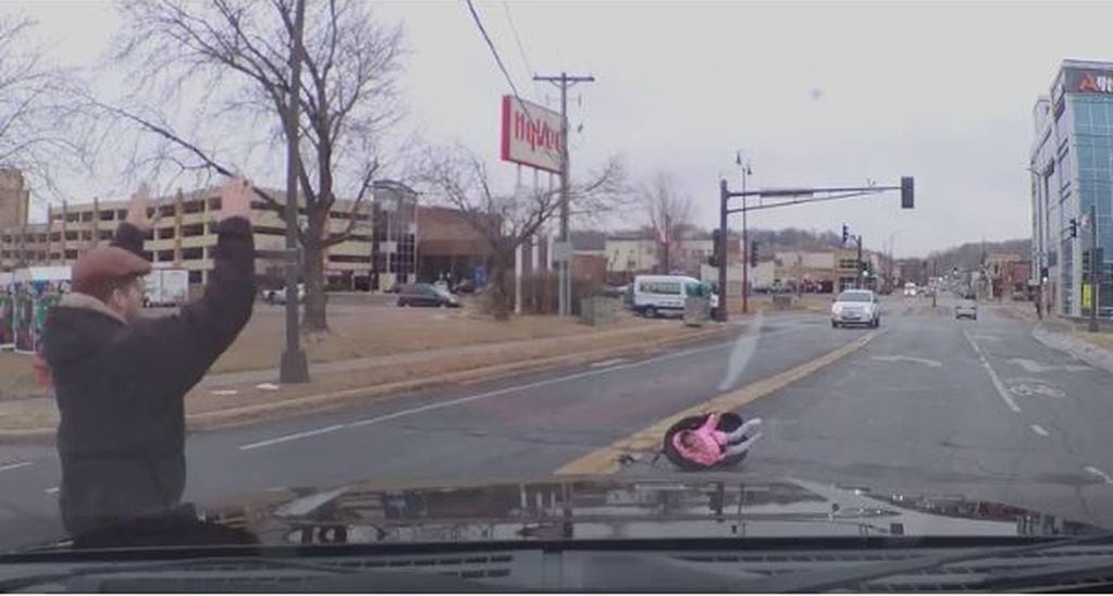 Filman el momento en el que un bebé cae de un auto en movimiento