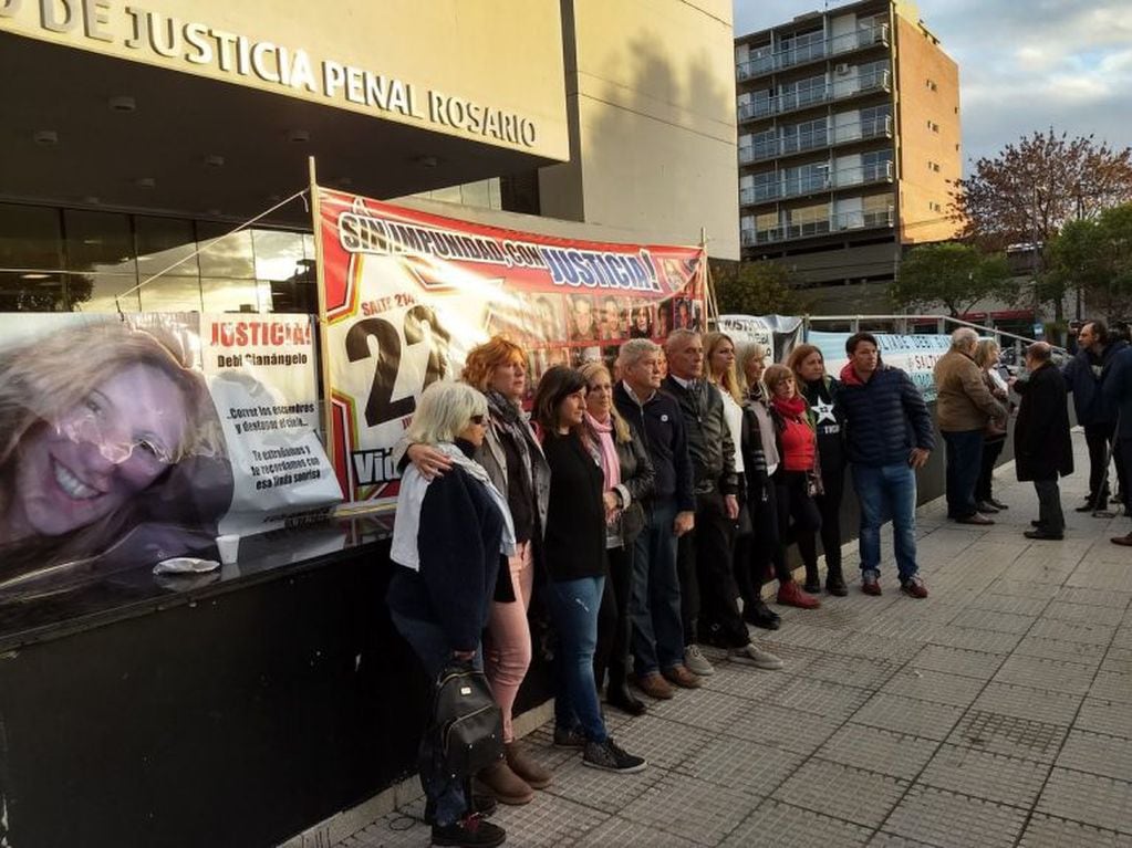 Familiares de las víctimas se manifestaron antes de la audiencia inicial el 8 de mayo. (@delfradecarlos)