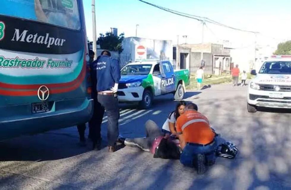 Fuerte choque entre un colectivo una motocicleta