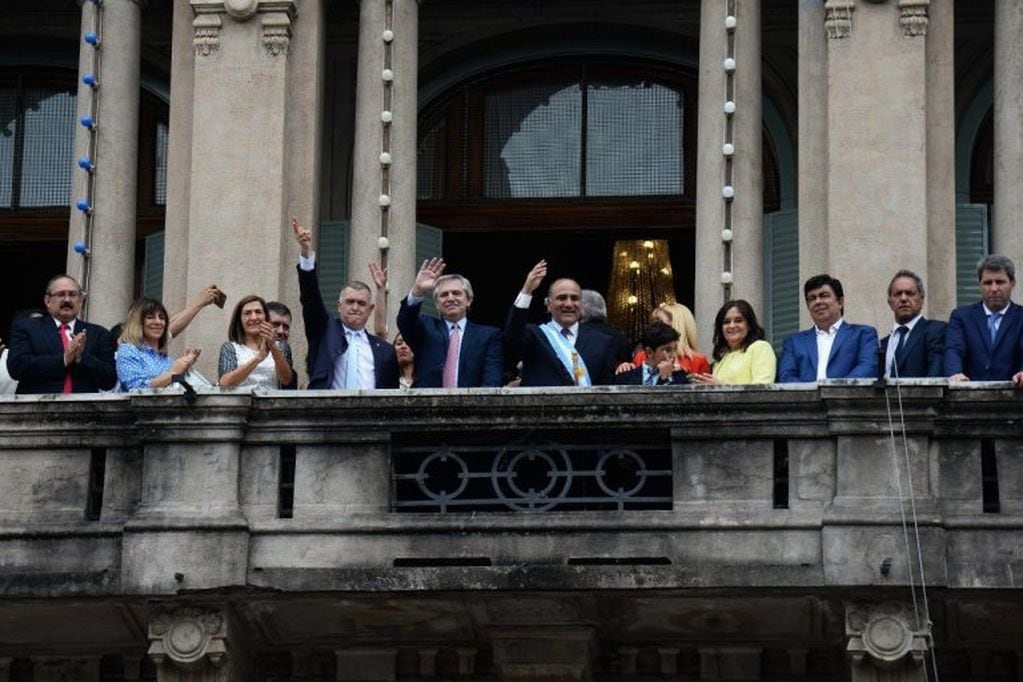 Luego de la asunción, Fernández y Manzur saludaron a los tucumanos reunidos frente a Casa de Gobierno.