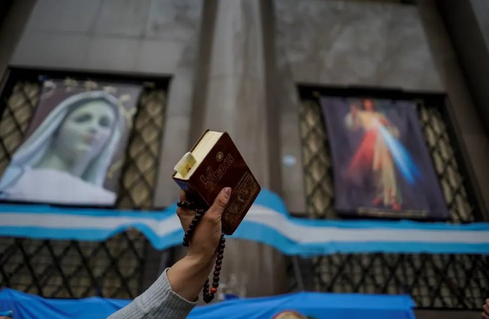 Una manifestante en contra de la legalización del aborto alza un ejemplar de la Biblia en una protesta en Buenos Aires, Argentina, el 8 de agosto de 2018. Crédito: Pablo Albarenga/dpa.