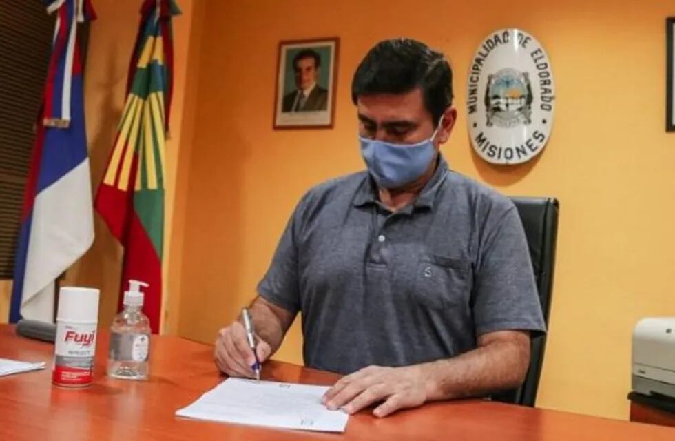 Martínez firmó el decreto de adhesión del municipio.