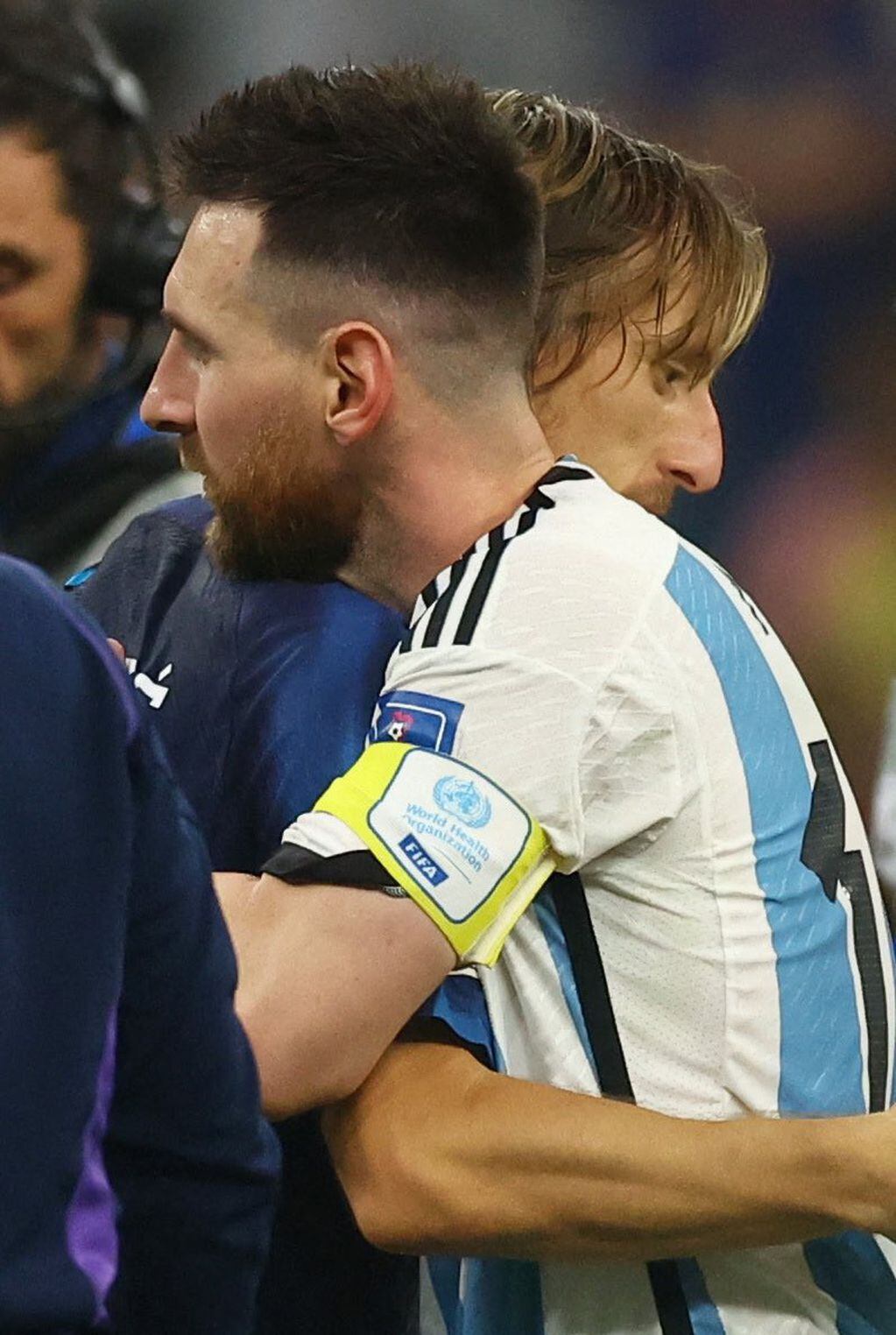 El abrazo de dos leyendas: Modric y Messi