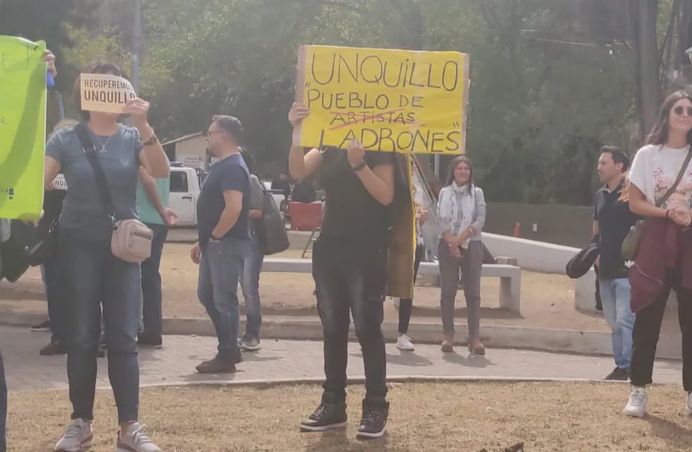 Manifestación en la municipalidad de Unquillo en reclamo por mayor seguridad (La Voz).