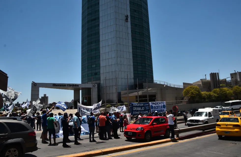 Trabajadores se manifestaron para impedir el cierre del tradicional hotel. (Foto: Pedro Castillo)