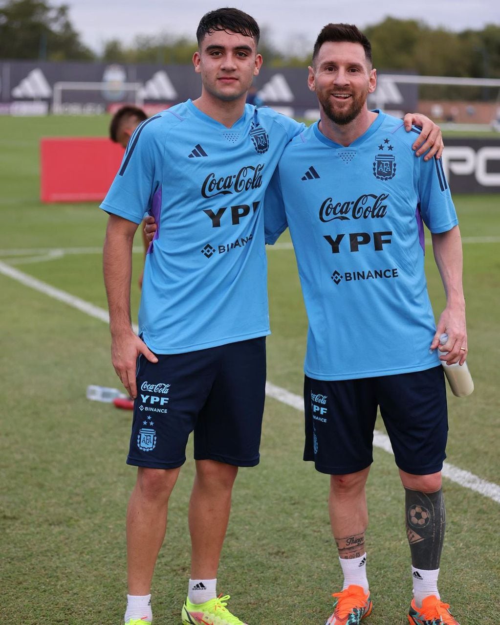El futbolista nacido en Pérez se dio el gusto de sacarse una foto con Lionel Messi.