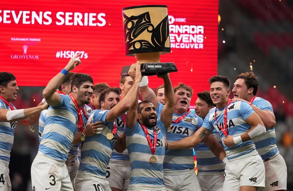 Los Pumas 7s en el festejó de la histórica conquista en el Circuito Mundial Seven. (AP)