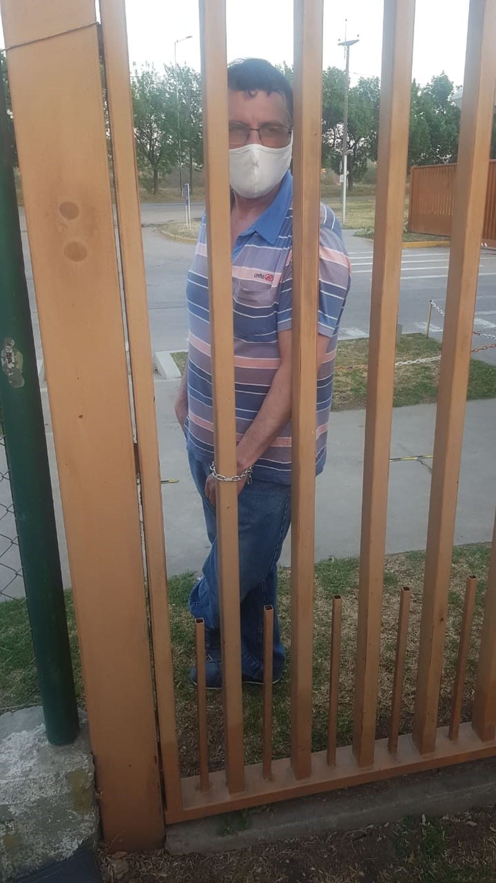 Un trabajador se encadenó en la puerta de Arcor, Caroya, Fotos del Twitter de Radio Jesús María.