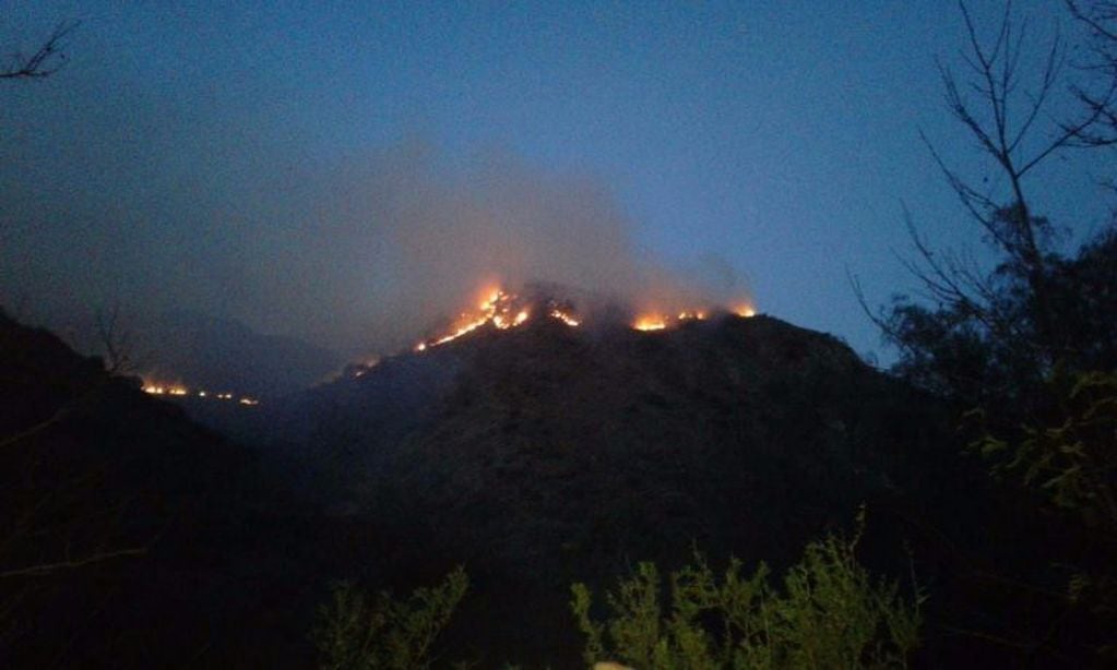 El fuego en la Villa de la Quebrada, ya arrasó con más de cinco hectáreas.