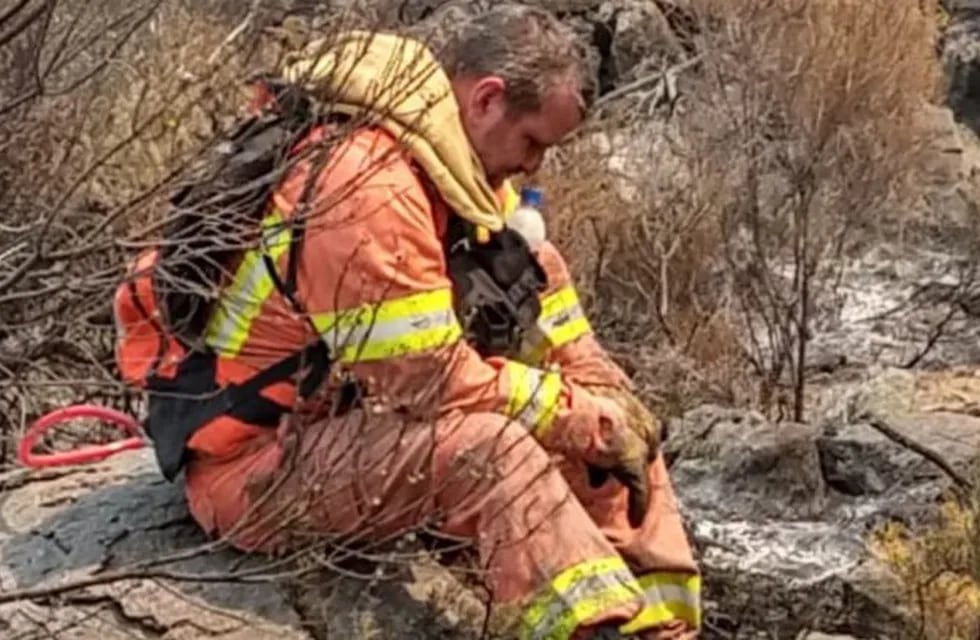 Bombero Voluntario descansando tras combatir el incendio en las sierras cordobesas.
