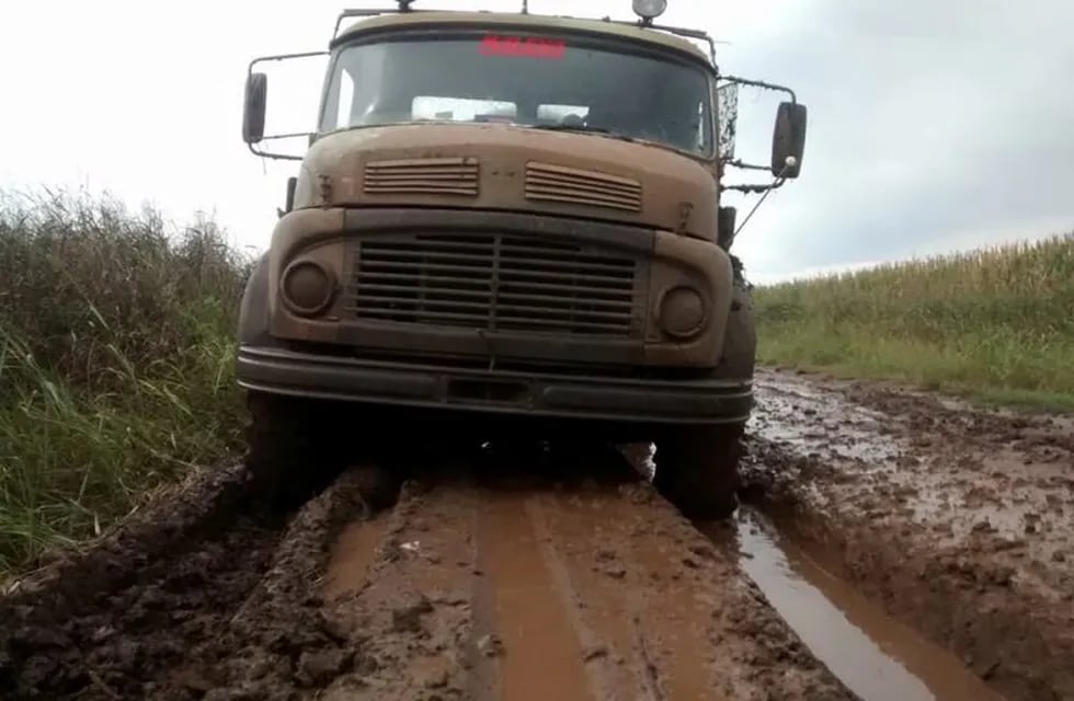 Los choferes batallan con sus camiones para realizar su trabajo cuando las condiciones son adversas. (Matías Viera)