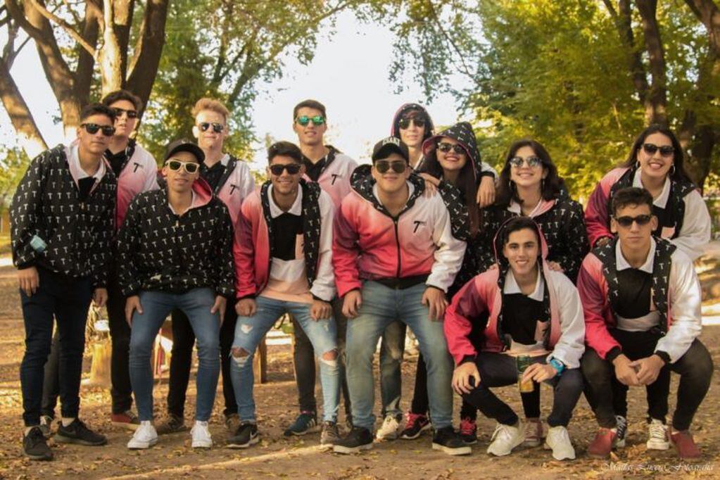 Los alumnos del Instituto San Francisco de Asís preparan el gran locro estudiantil para el próximo domingo.